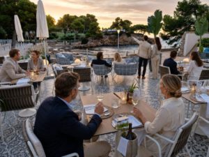 Exklusive Incentive Reise auf Mallorca mit kleiner Business-Gruppe auf einer Hotel Terrasse mit Blick auf's Meer