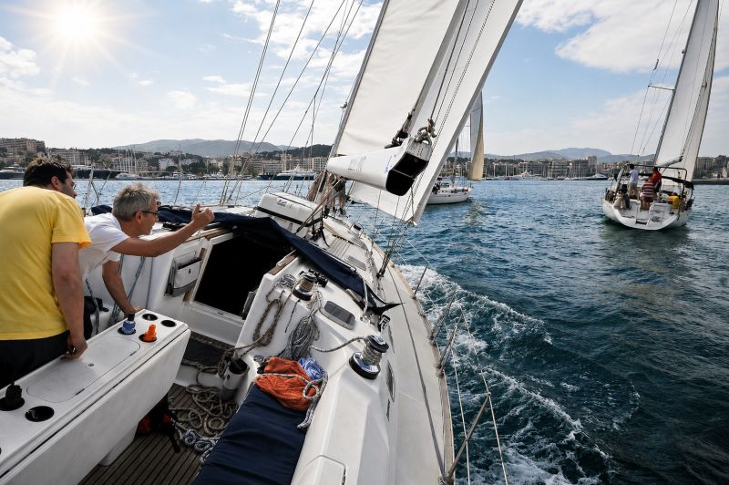 Services en Teambuilding Segelregatta auf Mallorca mit Business-Team auf dem Mittelmeer