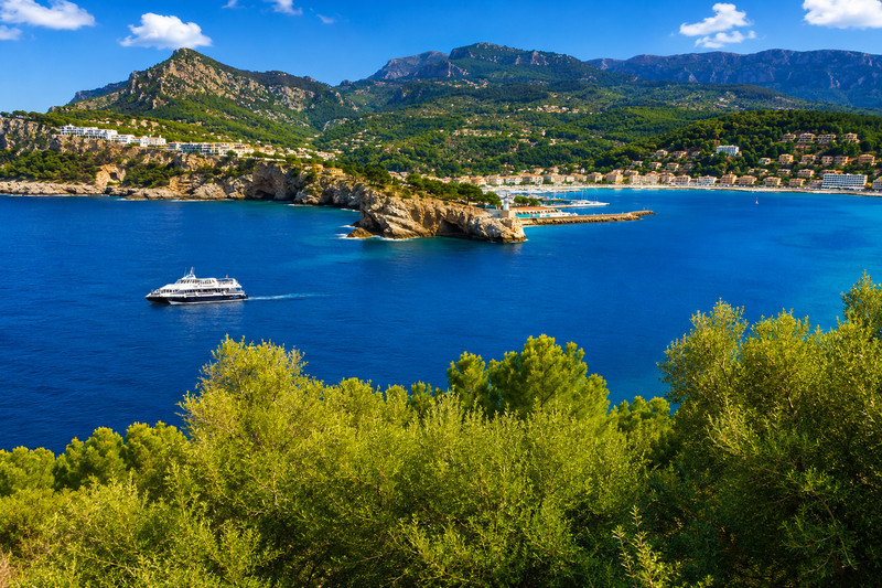 Experiences Mallorca Panoramablick auf die Bucht von Sóller mit türkisblauem Meer und Tramuntana-Gebirge auf Mallorca