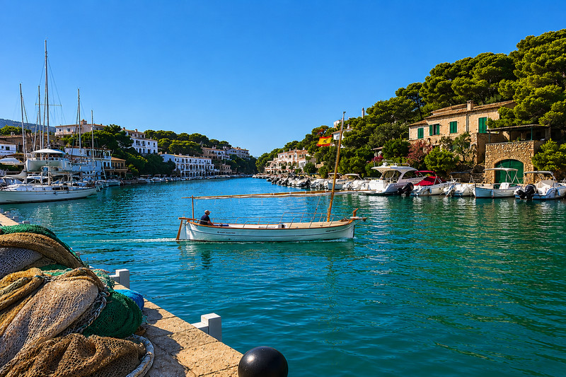 Kleines Fischerboot im Hafen von Cala Figuera auf Mallorca mit türkisblauem Wasser.