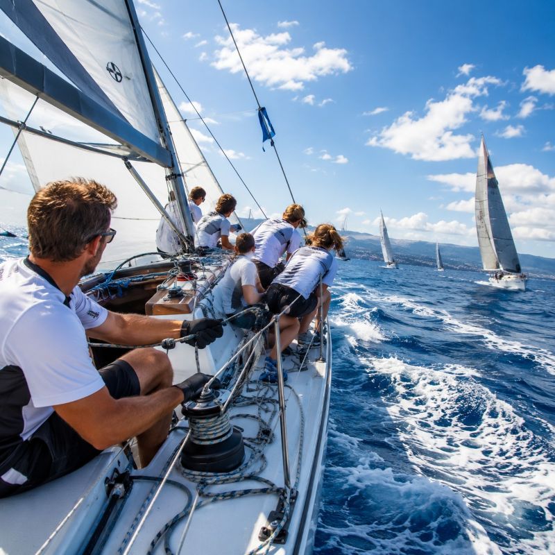 Teambuilding Mallorca Team bei einer Segelregatta vor der Küste Mallorcas als Teambuilding-Event für Unternehmen