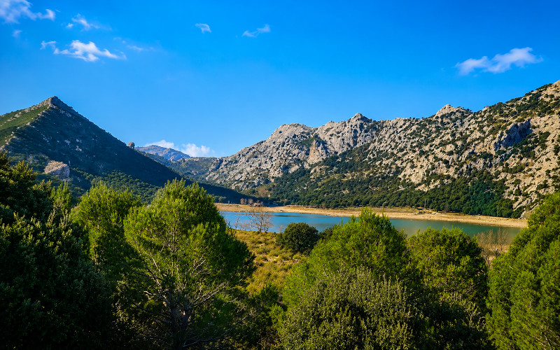 Experiences Mallorca Stausee in der Serra de Tramuntana umgeben von Bergen und mediterraner Natur auf Mallorca