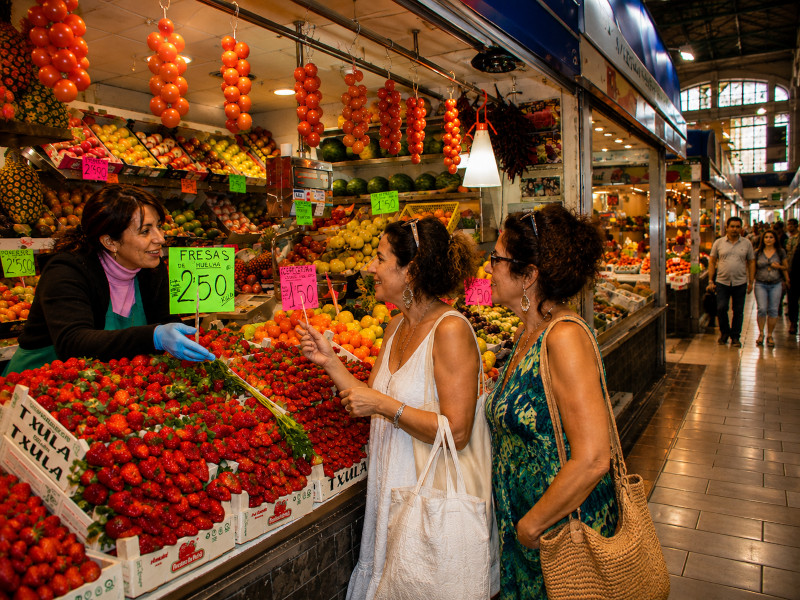 Experiences Mallorca Frisches Obst und regionale Produkte auf einem traditionellen Markt auf Mallorca