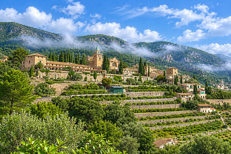 Experiences Mallorca Blick auf das historische Bergdorf Valldemossa in der Serra de Tramuntana auf Mallorca