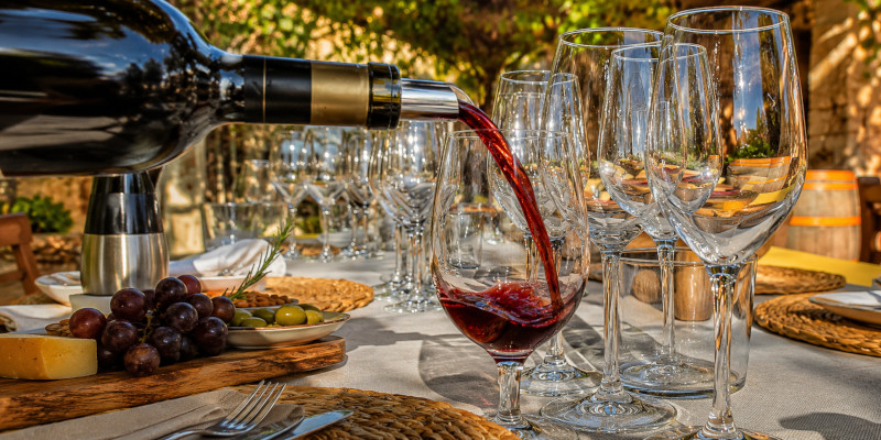 Experiences Mallorca Rotwein wird bei einer Weinverkostung auf Mallorca in ein Weinglas eingeschenkt